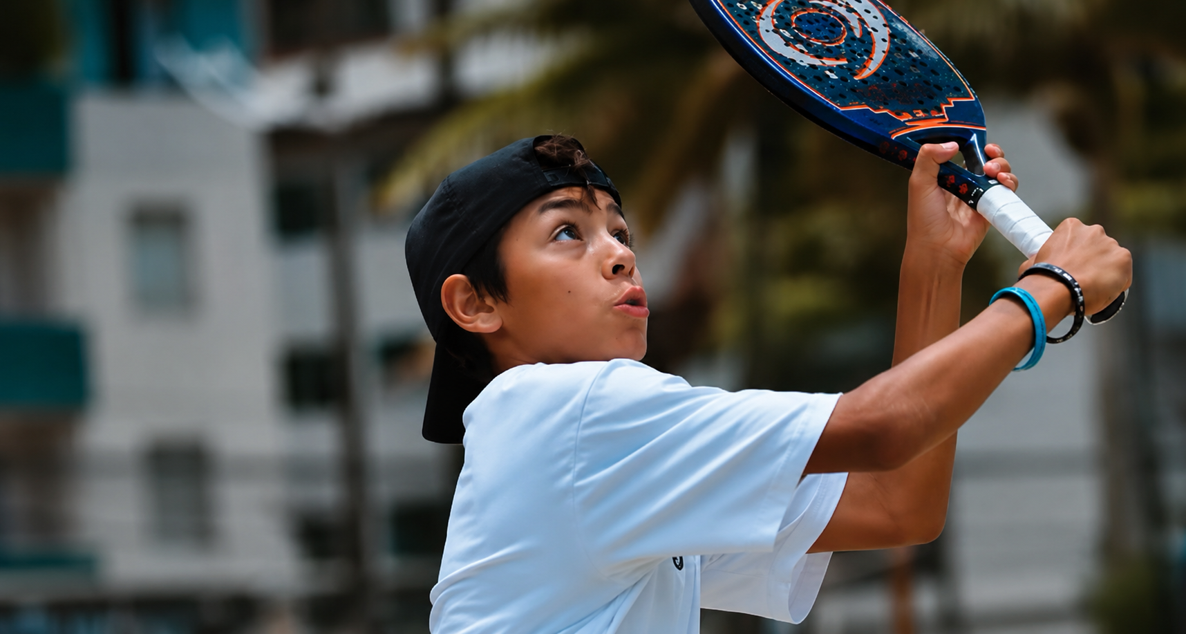 Joaquim Cunha — jovem atleta de beach tennis em pleno smash